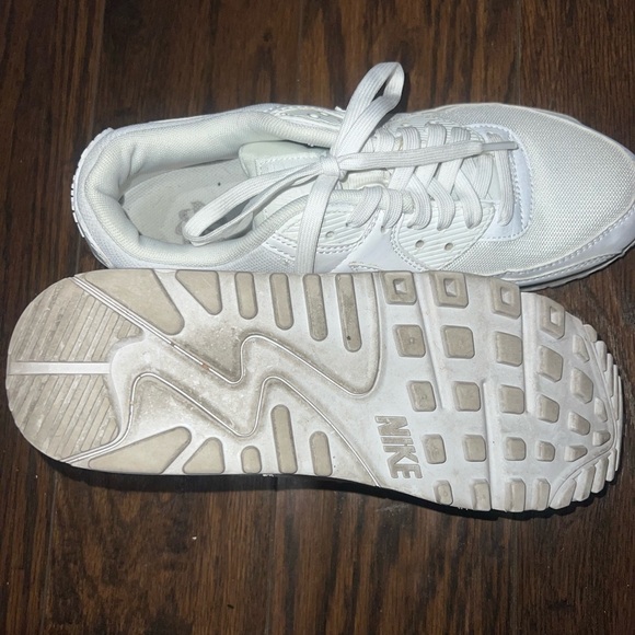 Slightly worn - Picture 4 of 4